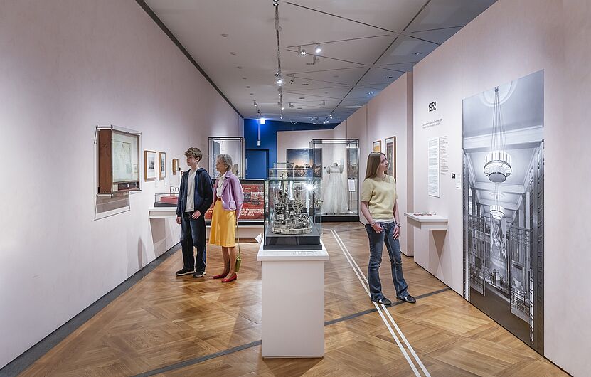Menschen stehen in einer Ausstellung