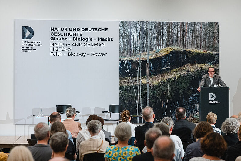 Präsident Raphael Gross eröffnete das Symposium mit einer Einleitung zum Begriff der Natur in der deutschen Geschichte.