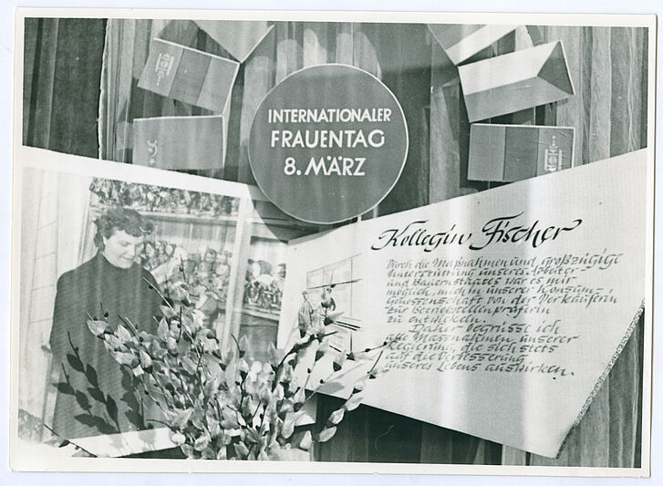 Foto einer Frau, Blumen und Text auf Papier.
