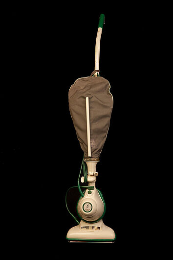 Stielstaubsauger Vorwerk „Kobold“, um 1955. Stielstaubsauger Vorwerk „Kobold“, um 1955. Das monatliche Durchschnittseinkommen eines Industriefacharbeiters lag bei 499,40 DM. Viele Ehemänner befürworteten die Investition von rund 200,- DM für den Kobold. (Inv.Nr. AK 2000/199.1-10)