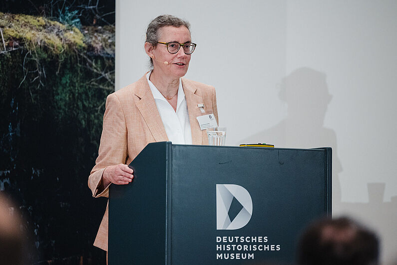 Jutta Nowosadtko spricht zum Publikum.