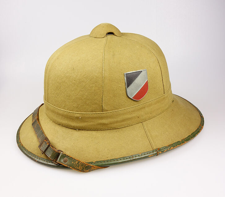 Helm mit Abzeichen.