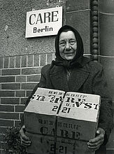 Agentur Puck, Berliner with a Care Package, 1946-1949. Agentur Puck, Berliner with a Care Package, 1946-1949. (Inv.Nr. Puck 28997)