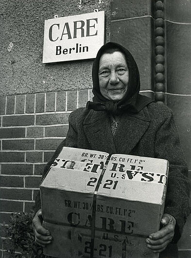 Agentur Puck, Berlinerin mit Care-Paket, 1946-1949. (Inv.Nr. Puck 28997)