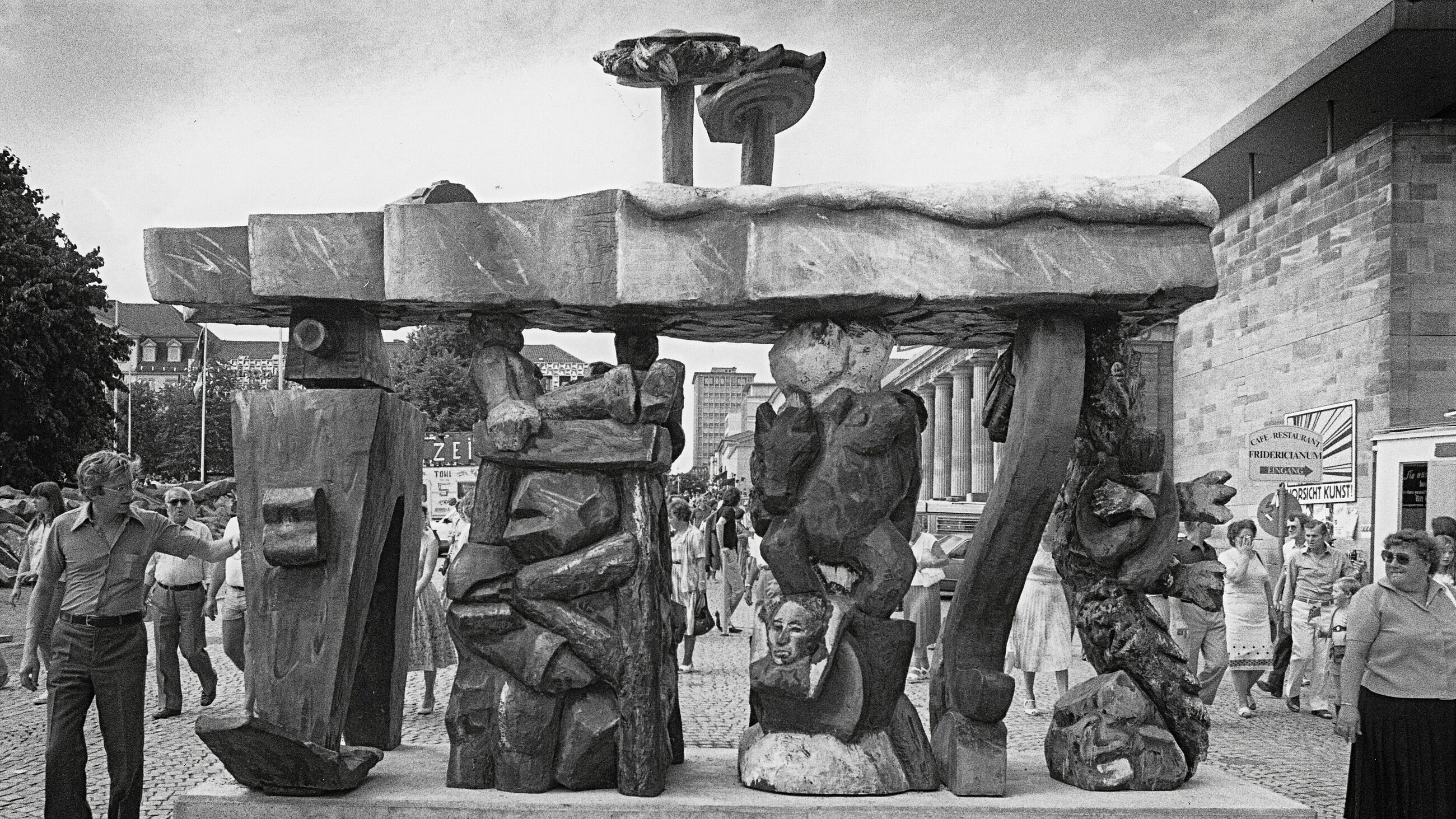 Ausstellungsansicht, Brandenburger Tor-Weltfrage, Jörg Immendorf, documenta 7, 1982 © documenta archiv, Foto: Dieter Schwerdtle; The Estate of Jörg Immendorff, Courtesy Galerie Michael Werner Märkisch Wilmersdorf, Köln & New York Ausstellungsansicht, Brandenburger Tor-Weltfrage, Jörg Immendorf, documenta 7, 1982 © documenta archiv, Foto: Dieter Schwerdtle; The Estate of Jörg Immendorff, Courtesy Galerie Michael Werner Märkisch Wilmersdorf, Köln & New York