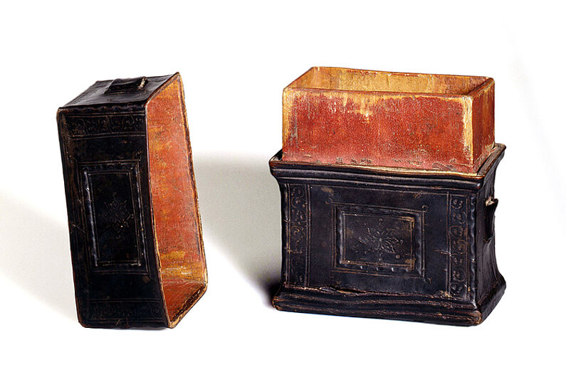Tragbare Buchkassetten, 1401-1500. Im 15. Jahrhundert stieg die Zahl der Lesekundigen an; nicht nur Geistliche, sondern auch Bürger und Adelige besaßen Bücher und nahmen sie auf Reisen mit. (Inv.Nr. KG 93/34)