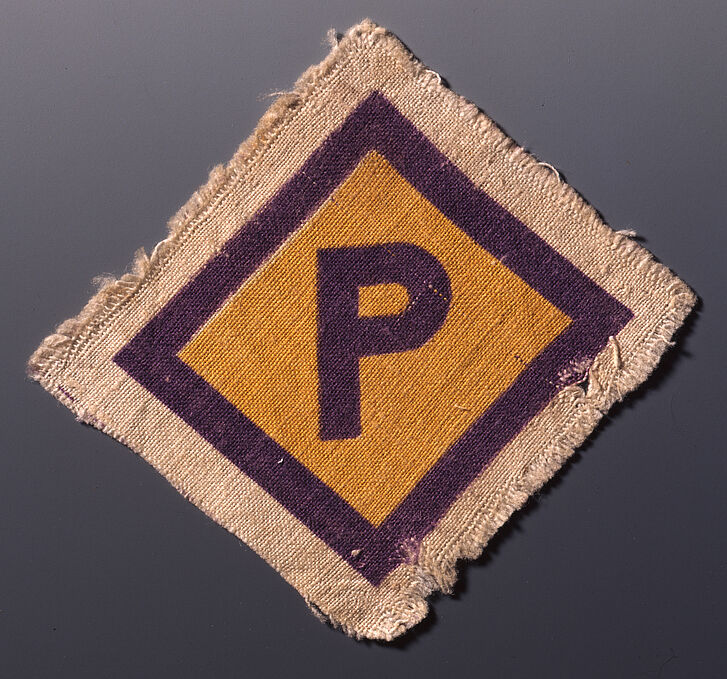 Ein Stoffabzeichen mit dem Buchstaben „P”.