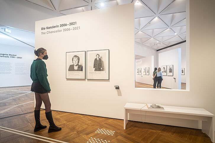 Ausstellungsansicht "Herlinde Koelbl. Angela Merkel Portraits 1991 – 2021"