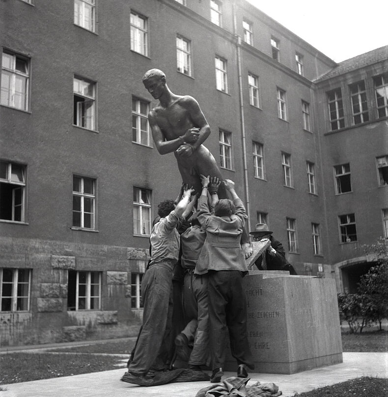 Richard Scheibes „Ehrenmal der Opfer des 20. Juli 1944“ wird im Hof des Bendlerblocks aufgestellt, Berlin 1953, Foto: Liselotte Orgel-Köhne, © Deutsches Historisches Museum, Berlin Richard Scheibes „Ehrenmal der Opfer des 20. Juli 1944“ wird im Hof des Bendlerblocks aufgestellt, Berlin 1953, Foto: Liselotte Orgel-Köhne, © Deutsches Historisches Museum, Berlin