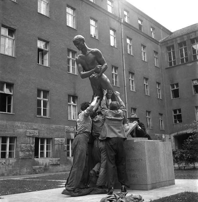 Richard Scheibes „Ehrenmal der Opfer des 20. Juli 1944“ wird im Hof des Bendlerblocks aufgestellt, Berlin 1953, Foto: Liselotte Orgel-Köhne, © Deutsches Historisches Museum, Berlin