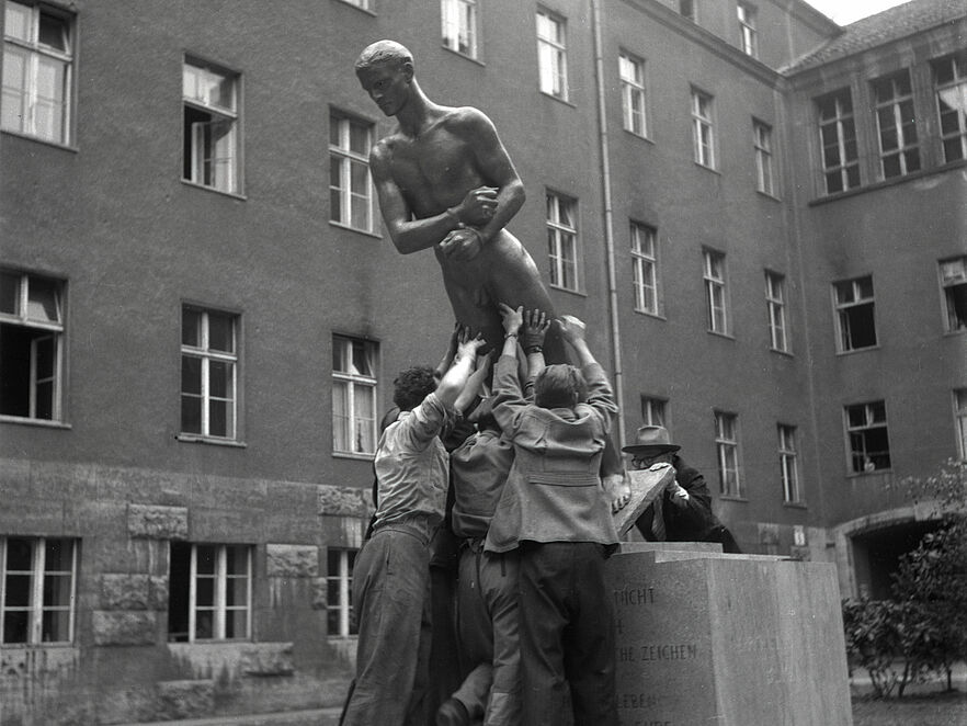 Richard Scheibes „Ehrenmal der Opfer des 20. Juli 1944“ wird im Hof des Bendlerblocks aufgestellt, Berlin 1953, Foto: Liselotte Orgel-Köhne, © Deutsches Historisches Museum, Berlin Richard Scheibes „Ehrenmal der Opfer des 20. Juli 1944“ wird im Hof des Bendlerblocks aufgestellt, Berlin 1953, Foto: Liselotte Orgel-Köhne, © Deutsches Historisches Museum, Berlin