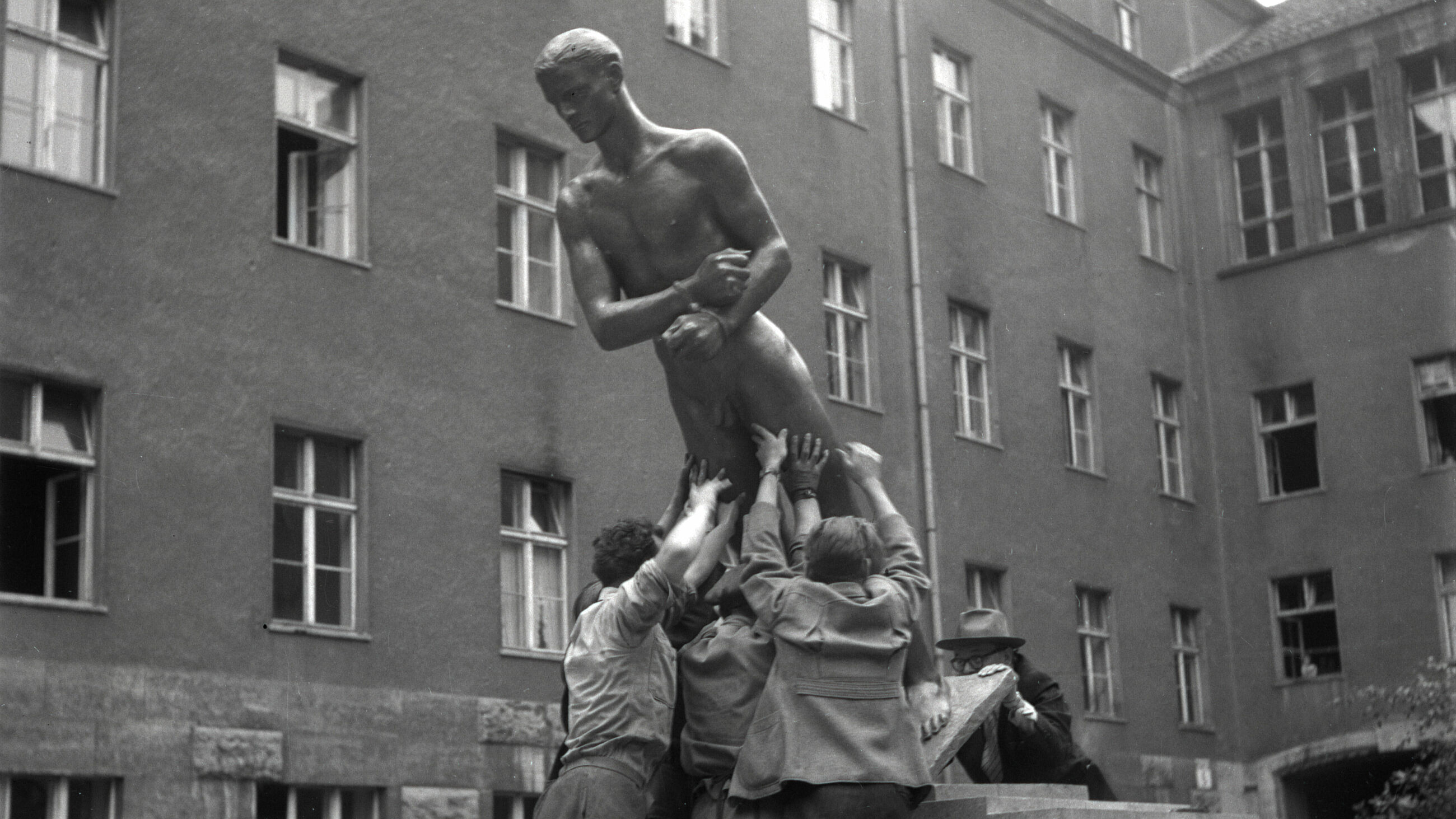 Richard Scheibes „Ehrenmal der Opfer des 20. Juli 1944“ wird im Hof des Bendlerblocks aufgestellt, Berlin 1953, Foto: Liselotte Orgel-Köhne, © Deutsches Historisches Museum, Berlin Richard Scheibes „Ehrenmal der Opfer des 20. Juli 1944“ wird im Hof des Bendlerblocks aufgestellt, Berlin 1953, Foto: Liselotte Orgel-Köhne, © Deutsches Historisches Museum, Berlin