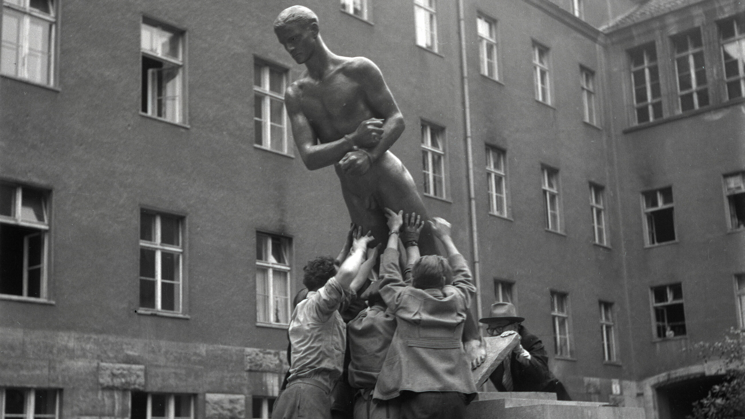 Richard Scheibes „Ehrenmal der Opfer des 20. Juli 1944“ wird im Hof des Bendlerblocks aufgestellt, Berlin 1953, Foto: Liselotte Orgel-Köhne, © Deutsches Historisches Museum, Berlin Richard Scheibes „Ehrenmal der Opfer des 20. Juli 1944“ wird im Hof des Bendlerblocks aufgestellt, Berlin 1953, Foto: Liselotte Orgel-Köhne, © Deutsches Historisches Museum, Berlin