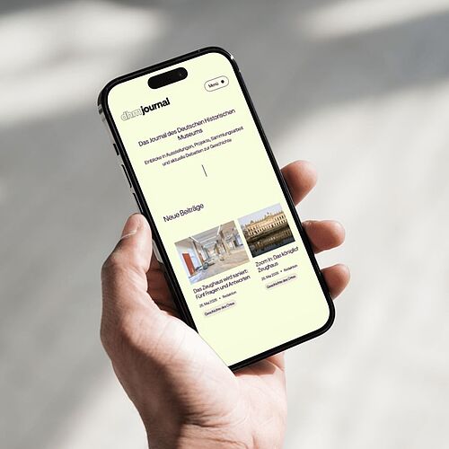 Ein Smartphone wird von einer Hand gehalten
