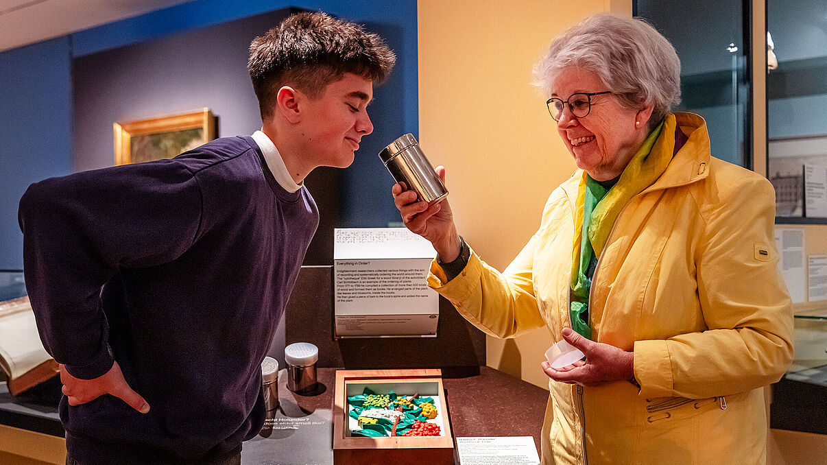 Zwei Menschen in der Ausstellung