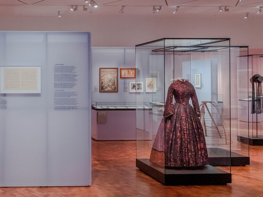 Ein Raum mit verschiedenen Objekten.