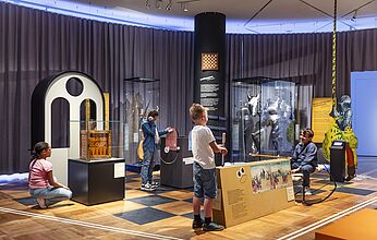 In der Ausstellung „Rein ins Gemälde! Eine Zeitreise für Kinder”