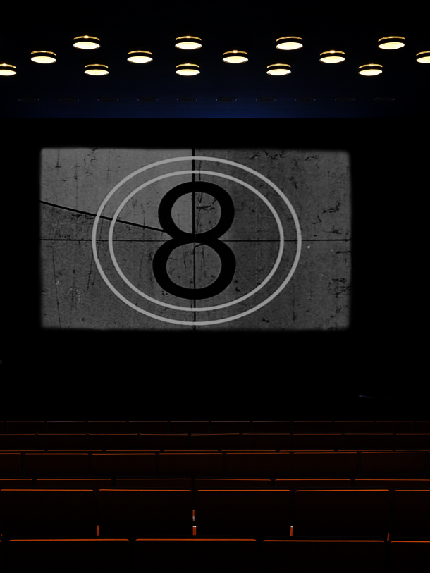 Ein leerer Kinosaal mit einer 8 auf der Leinwand.