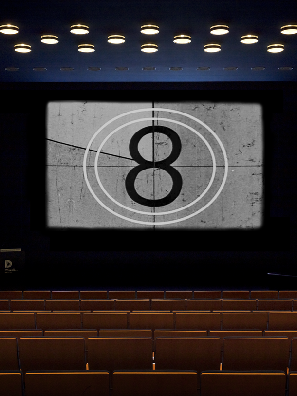 Ein leerer Kinosaal mit einer 8 auf der Leinwand.