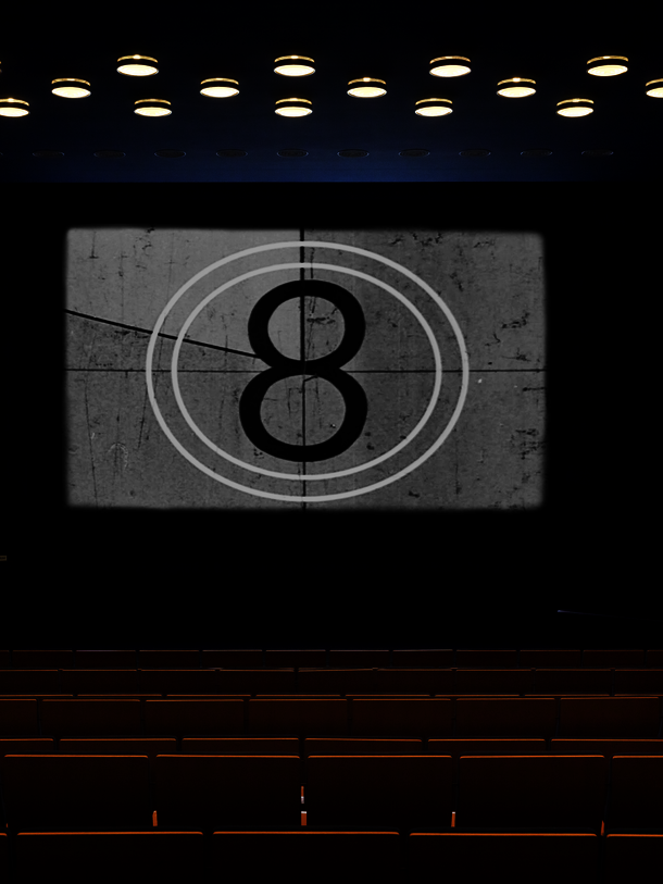 Ein leerer Kinosaal mit einer 8 auf der Leinwand.