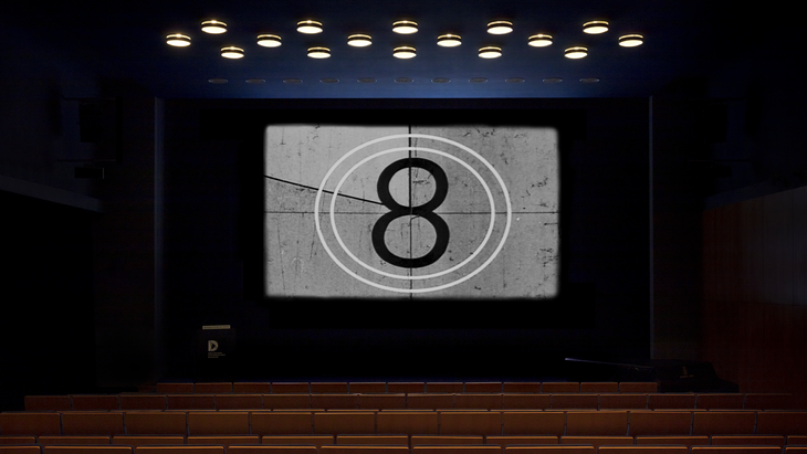 Ein leerer Kinosaal mit einer 8 auf der Leinwand.