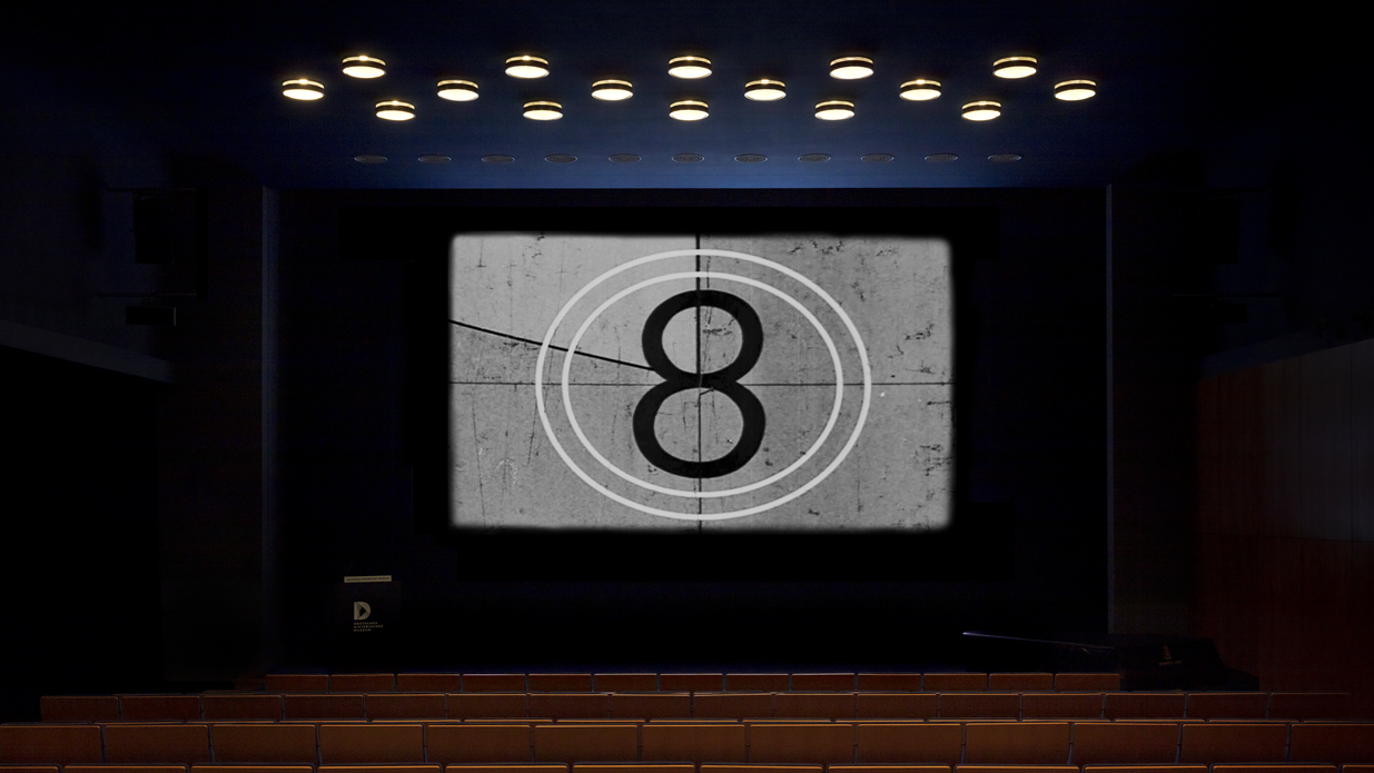 Platzhalter Kinoprogramm 1 Ein leerer Kinosaal mit einer 8 auf der Leinwand.