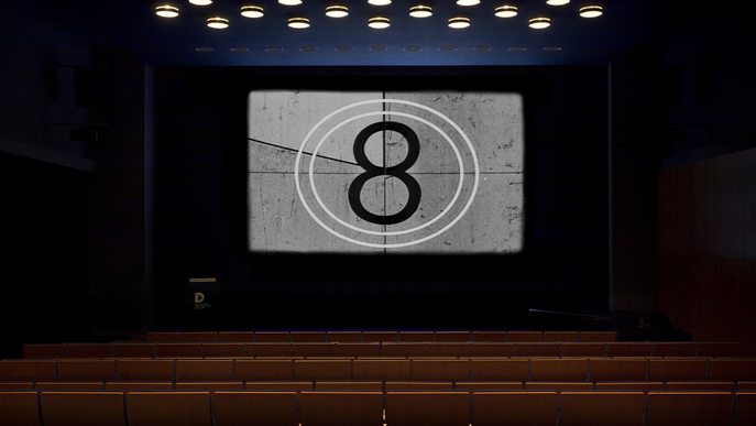 Ein leerer Kinosaal mit einer 8 auf der Leinwand.