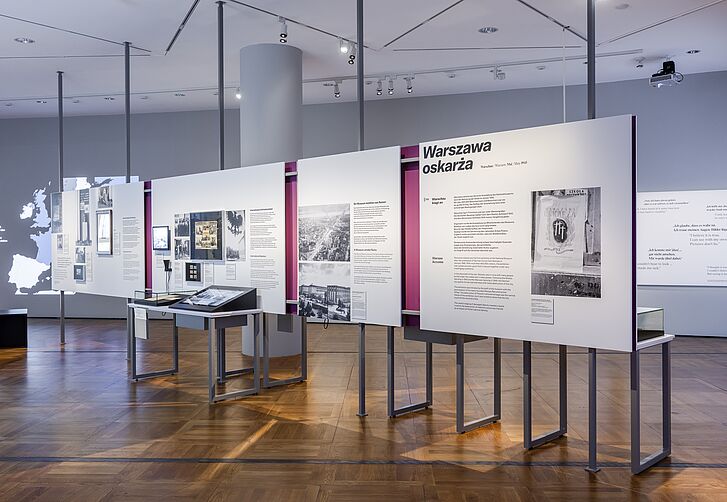 Exhibition view "On Displaying Violence: First Exhibitions on the Nazi Occupation in Europe, 1945-1948" - Exhibition Section "Warszawa oskarża (Warsaw Accuses) Exhibition view "On Displaying Violence: First Exhibitions on the Nazi Occupation in Europe, 1945-1948" - Exhibition Section "Warszawa oskarża (Warsaw Accuses)