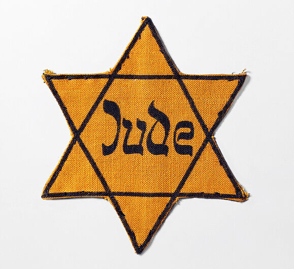 Star of David, after September 1, 1941, 1941. (Inv.Nr. A 2002/2)