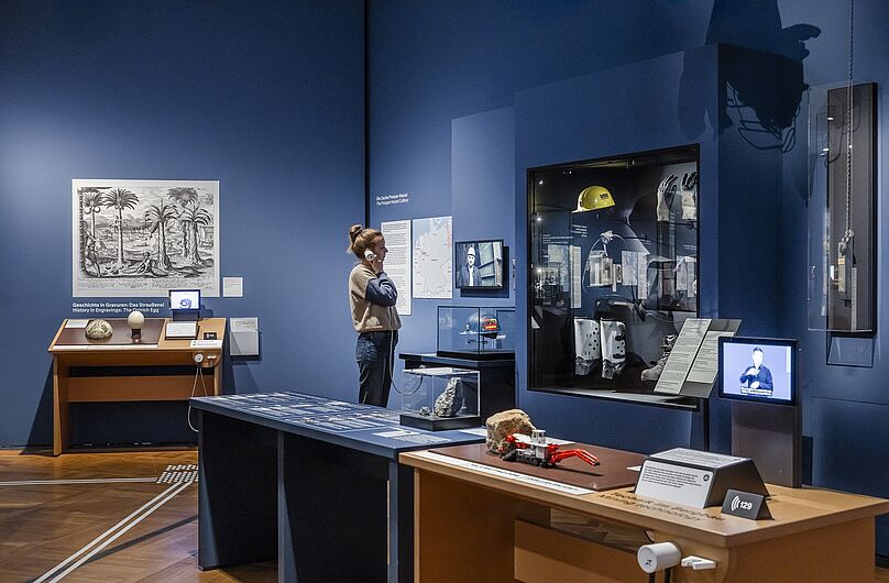 Menschen stehen in einer Ausstellung