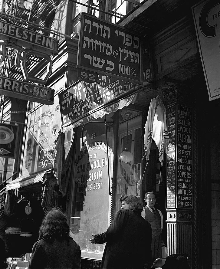 Shop keeper New York, 1946 © Stanfordville, NY, Fred Stein Archive