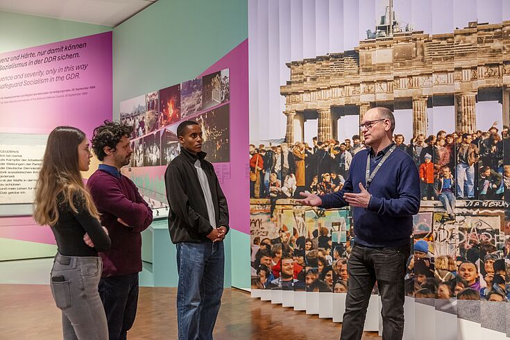 Ausstellungsansicht „Roads not Taken. Oder: Es hätte auch anders kommen können“  Führungssituation in der Ausstellung