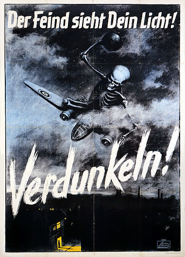 NS-Plakat aus dem II. WK, 1940. NS-Plakat aus dem II. WK, 1940. Verdunkelung galt als wirksamstes Mittel, mögliche, Angriffsziele der Sicht feindlicher Flugzeuge zu, entziehen. Mit Beginn der Flächenbombardierungen waren Verdunkelungsmaßnahmen aber nahezu wirkungslos. (Inv.Nr. P 96/1872)