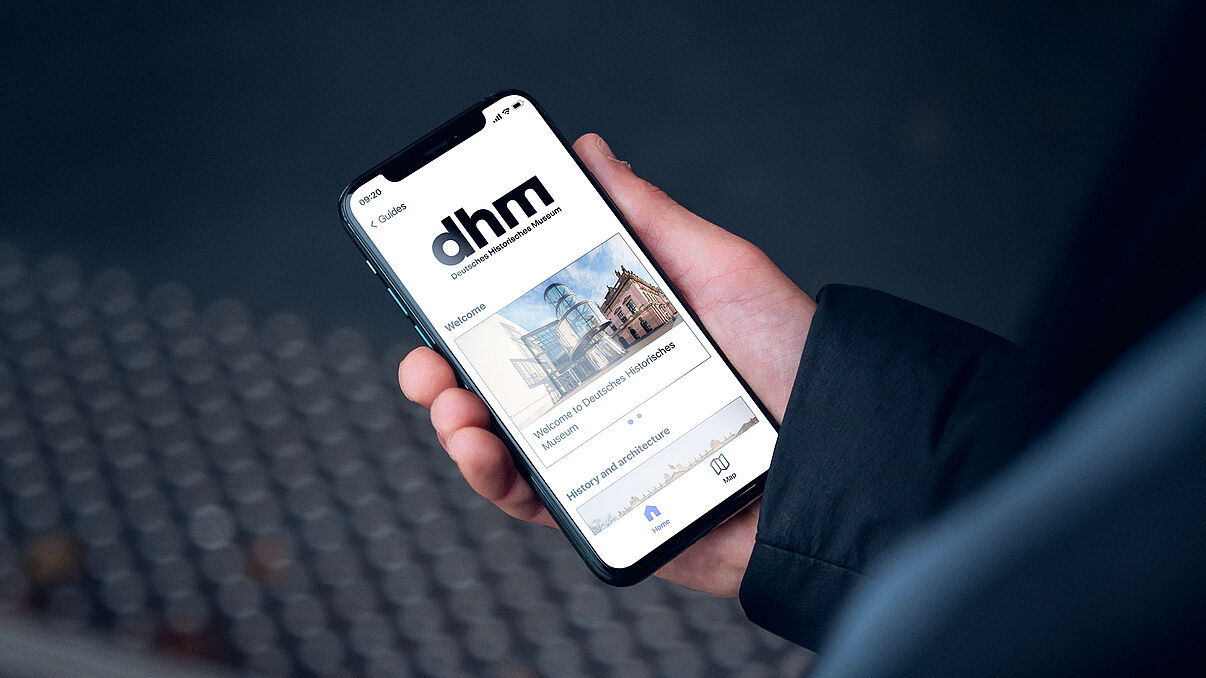 Eine Person hält ein Smartphone in der Hand