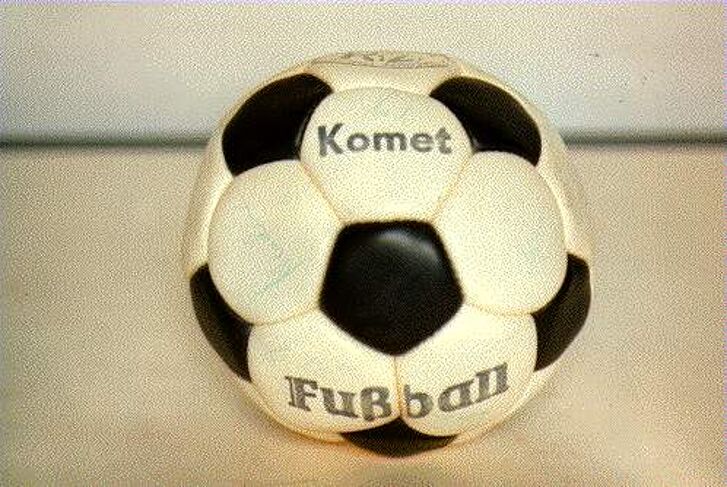 Fußball mit Autogrammen.