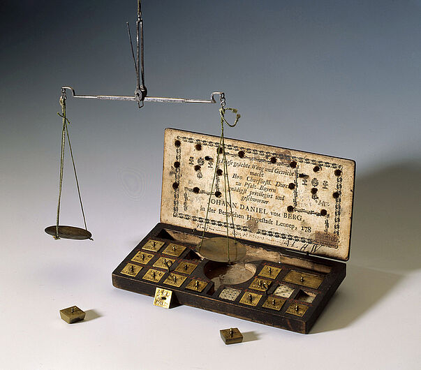 Johann Daniel vom Berg, Münzwaage mit siebzehn Gewichten im Originalkasten, 1780-1789. Johann Daniel vom Berg, Münzwaage mit siebzehn Gewichten im Originalkasten, 1780-1789. (Inv.Nr. 1989/1944.1)