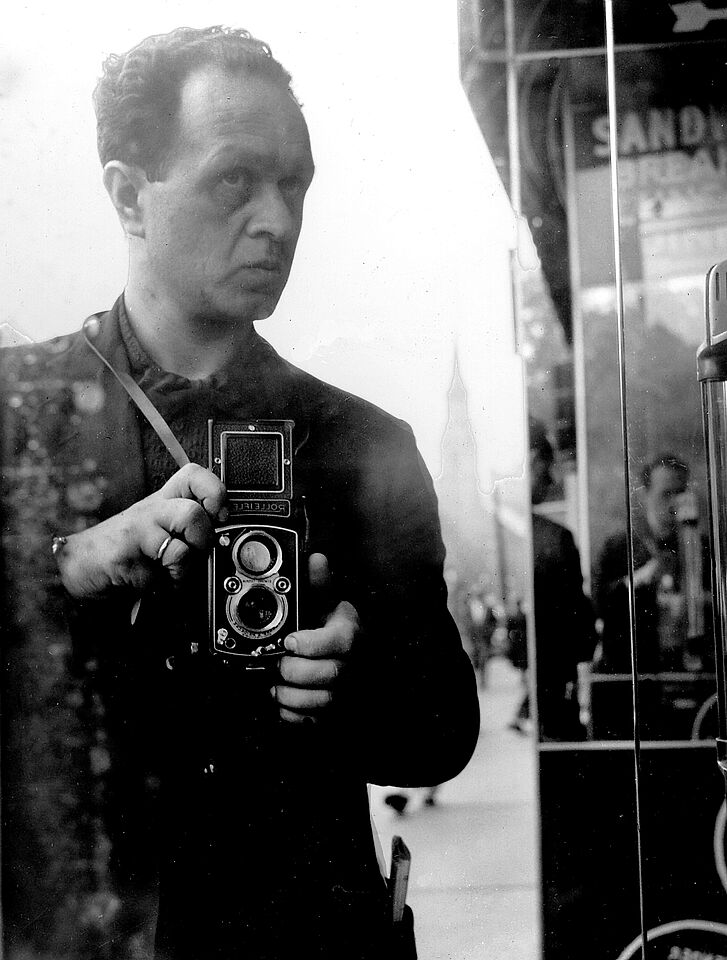 Self-portrait of Fred Stein with Rolleiflex New York, ca. 1941 © Stanfordville, NY, Fred Stein Archive