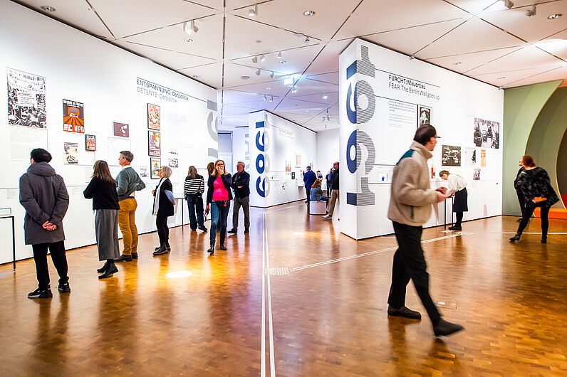Besucher*innen im Ausstellungsraum.