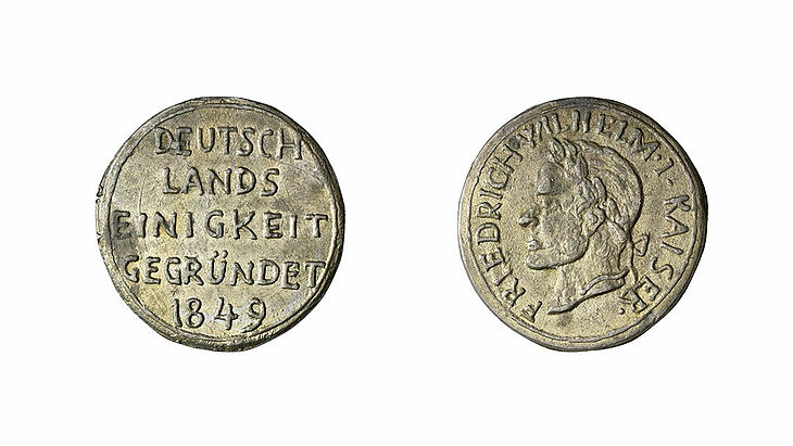 Vorder- und Rückansicht einer Medaille mit Schriftzug und Seitenprofil von Kaiser Friedrich Wilhelm.