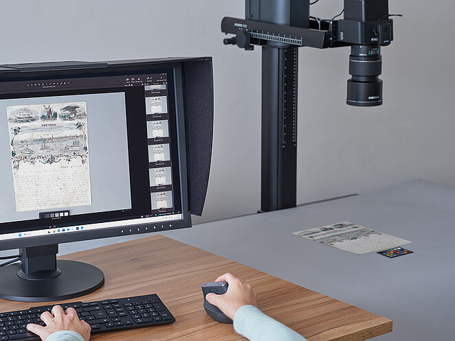 Ein Monitor und eine Kamera werden bedient