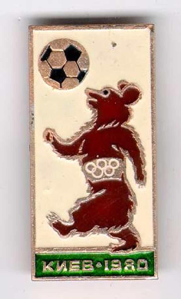 Abzeichen mit Olympia-Bär, der einen Fussball tritt.