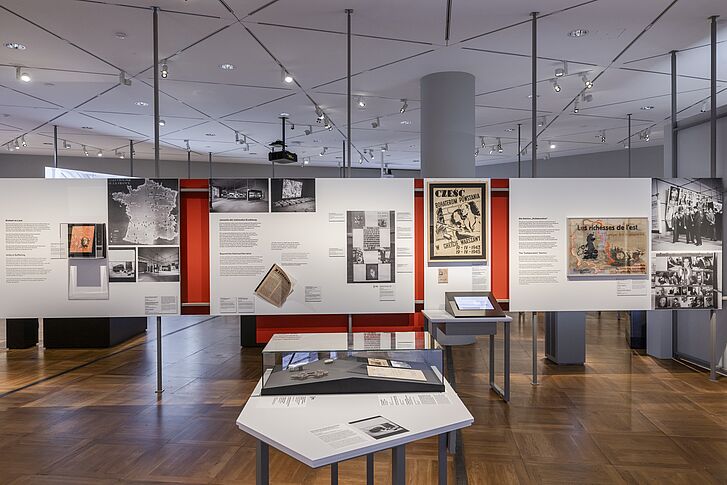 Exhibition view "On Displaying Violence: First Exhibitions on the Nazi Occupation in Europe, 1945-1948" - Exhibition Section "Crimes hitlériens" (Hitlerian Crimes) Exhibition view "On Displaying Violence: First Exhibitions on the Nazi Occupation in Europe, 1945-1948" - Exhibition Section "Crimes hitlériens" (Hitlerian Crimes)