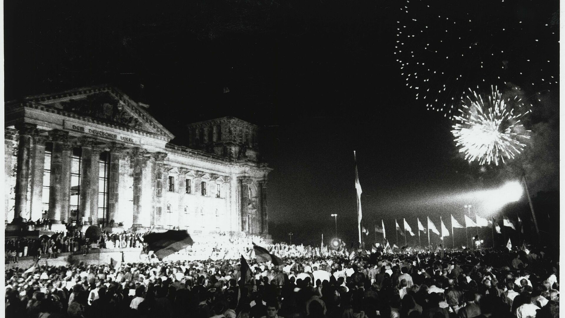 Szenen vor dem Reichstag in der Nacht vor der Wiedervereinigung, Michael Pladeck, Berlin 02./03.10.1989 © DHM