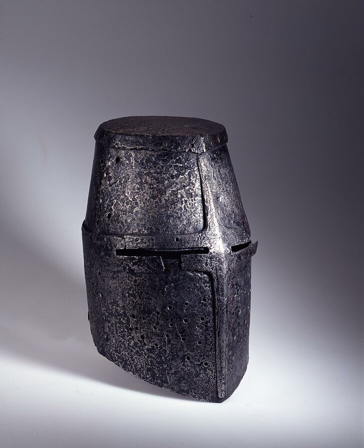 Helm einer Ritterrüstung.