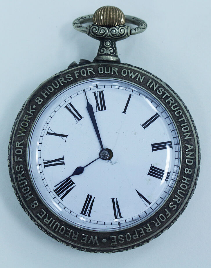 Taschenuhr anlässlich der Proklamierung des Achtstundentags durch die Internationale Taschenuhr anlässlich der Proklamierung des Achtstundentags durch die Internationale