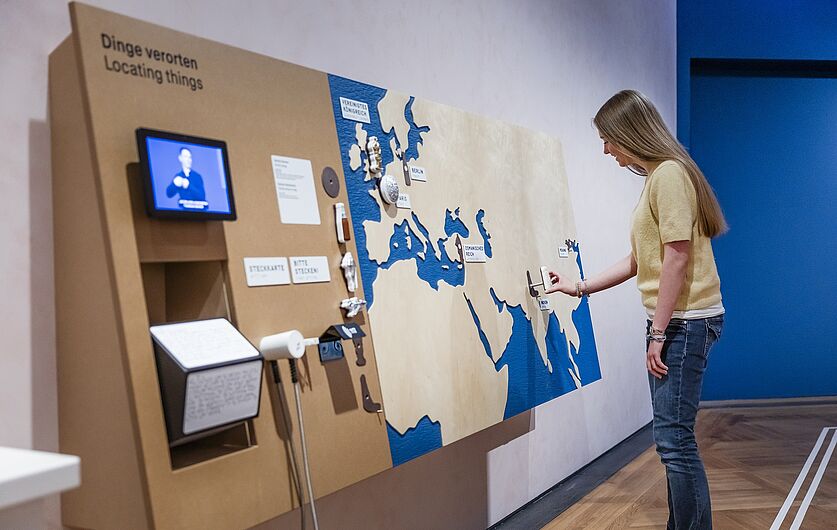 Menschen stehen in einer Ausstellung