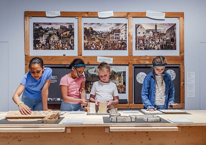 In der Ausstellung „Rein ins Gemälde! Eine Zeitreise für Kinder“ In der Ausstellung „Rein ins Gemälde! Eine Zeitreise für Kinder“