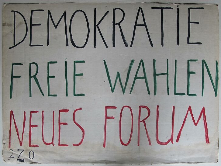 Demonstrationsplakat "Demokratie, Freie Wahlen, Neues Forum".
