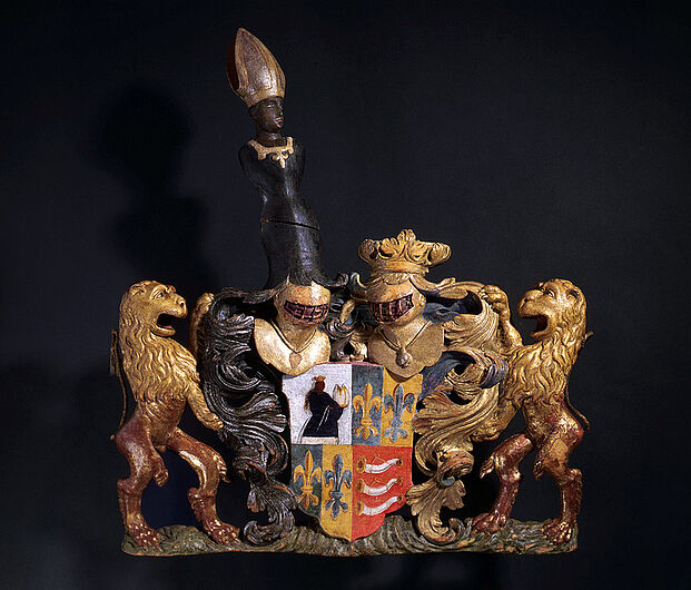 Wappen der Familie Fugger, 1501-1600. Die Familie Fugger wurde 1532 durch den Kaiser vom Freiherrn- in den Reichsgrafenstand erhoben und hatte daher das Recht, ein Wappen zu führen. (Inv.Nr. Kg 90/120)
