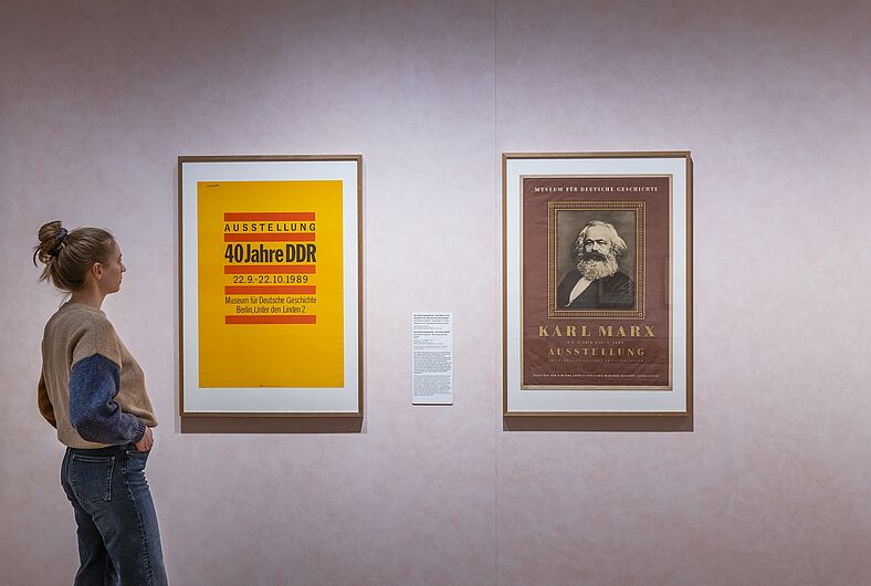 Menschen stehen in einer Ausstellung